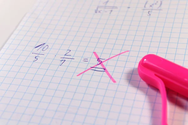 Приклад Математики Вчитель Знайшли Якусь Помилку Він Використовував Рожеву Ручку — стокове фото