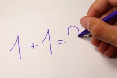 Bir sayı ile matematik dersine hesaplanıyor. Okula dönüş. İlköğretim Okulu. Öğrencilerin yeni dönem