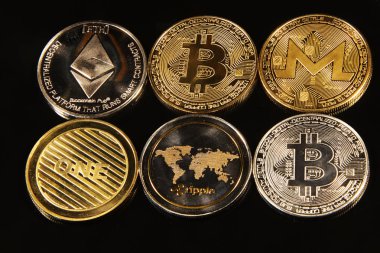 Altın ve gümüş kriptalarının adlı monero, litecoin, bitcoin siyah arka plan üzerine olarak