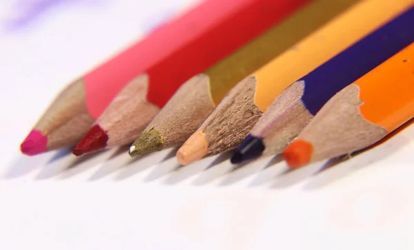 Alguns Lápis Coloridos Sobre Fundo Branco Prontos Para Escola Começar — Fotografia de Stock