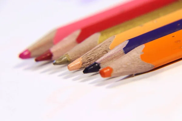白の背景に色鉛筆クレヨン 学校に戻る学校のオレンジ 赤の基本的な Pensils — ストック写真