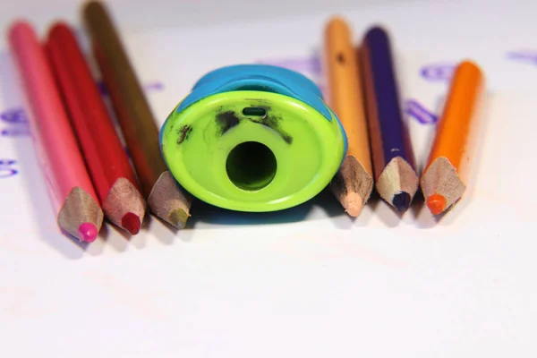 Unos Lápices Colores Con Pequeño Rallador Verde Sobre Fondo Blanco — Foto de Stock