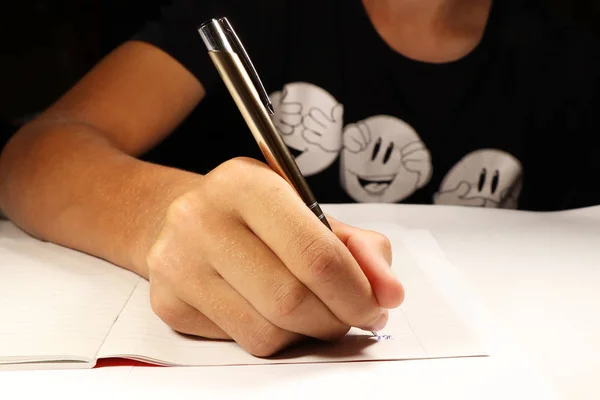 Rapaz Com Shirt Preta Escrever Ditado Inglês Escola Primária Caneta — Fotografia de Stock