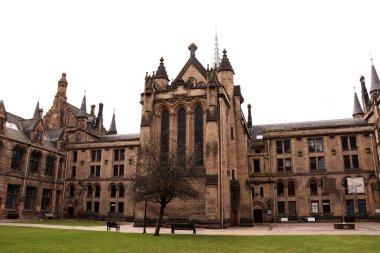 Glansgow Üniversitesi ana binasında. Banklar ve İngilizce çimen