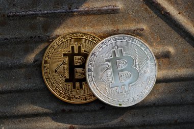Bir iki bitcoins. Bir altın, ikinci olarak gümüş bitcoin. Paslı demir gemide her ikisi de var. Para birimi yeni bir dönem