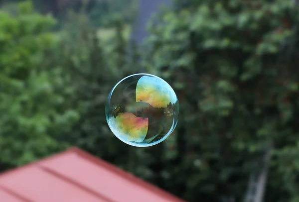 Kolorowe Bańki Stworzone Przez Bubble Dmuchawy Piękne Koło Latające Powietrzu — Zdjęcie stockowe