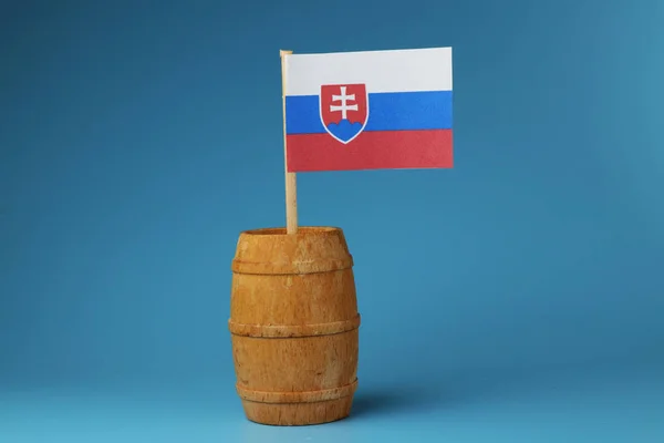 Una Hermosa Bandera Eslovaquia Palo Madera Barril Madera Fondo Azul —  Fotos de Stock