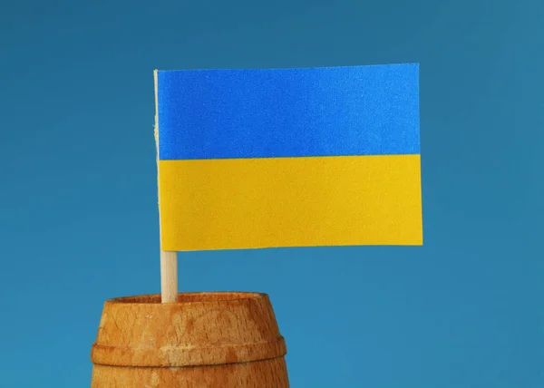 Detalj Papper Flagga Ukraina Träpinne Trätunna Blå Bakgrund — Stockfoto