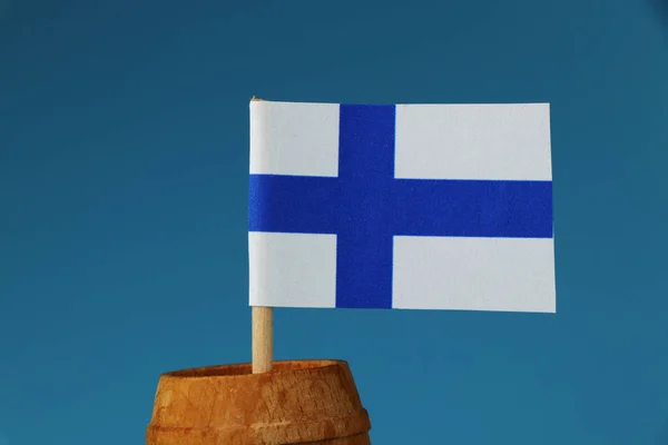 Eine Finnische Nationalflagge Auf Holzstäben Holzfässern Blauer Hintergrund — Stockfoto
