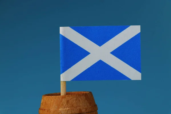 苏格兰蓝色和白色的国旗 木桶上的木棍 蓝色背景 — 图库照片
