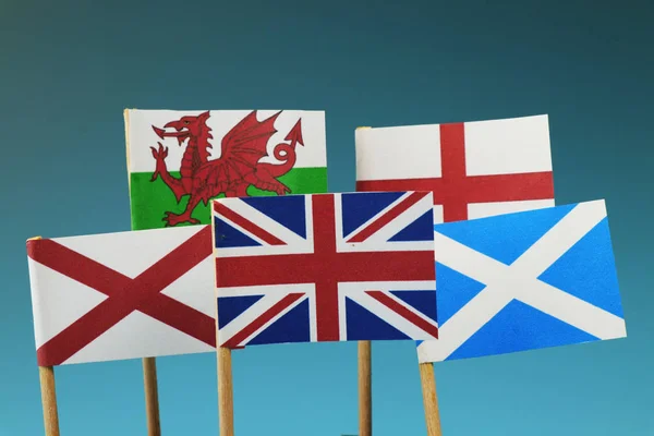 英国国旗及其成员 如苏格兰 英格兰 北方爱尔兰 威尔士 蓝色和深色背景 — 图库照片