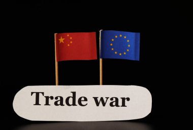 Ulusal bayrak Çin ve Avrupa Birliği ile daha da büyüyor ticaret savaş yazma bayrağı. Siyah arka plan