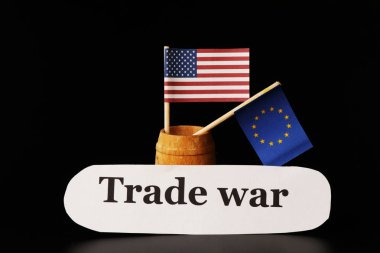 Avrupa ve ABD arasında artan bir ticaret savaş. Siyah arka plan