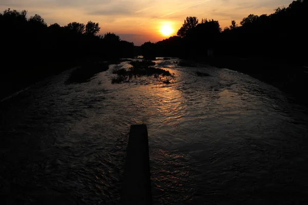 Hermoso Último Sol Día Sobre Río Con Puente Piedra Bosque — Foto de Stock