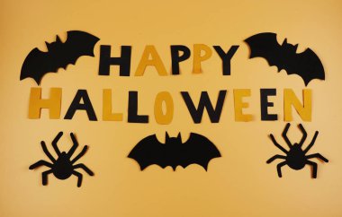 Mutlu bir halloween işaret bazı siyah yarasalar ve örümcekler. Hile veya tedavi. Amerikan tatil. Cadı ve kazanlarda. Turuncu ve siyah. Korkutmak. Korku.