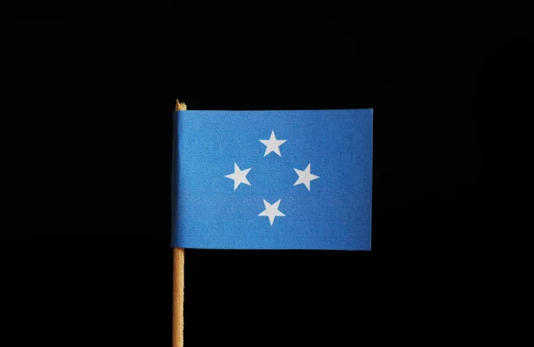 黒の背景に木製の棒のミクロネシアの国旗連合はオセアニアに属しています 島のグループ — ストック写真