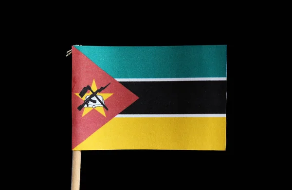 在黑色背景的牙签上的莫桑比克国旗 由绿色 白色边缘黑色和黄色的水平三色组成 带有红色等腰三角 — 图库照片