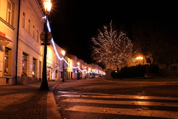 Eine Schöne Straße Die Weihnachtlich Geschmückt Ist Weihnachtsbaum Weihnachtskette Alles — Stockfoto