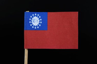 Kürdan siyah arka plan üzerine bir eski resmi bayrak Myanmar. Burma Birliği'nin Sosyalist Cumhuriyeti bayrağı.