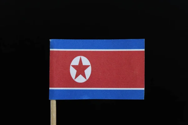 在黑色背景的牙签上挂上朝鲜的一面独特而正式的国旗 中间有一条宽的红色条纹 上面和下面都有一条狭窄的白色条纹 后面跟着一条蓝色的条纹 — 图库照片