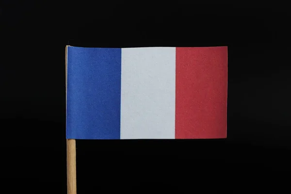 黒い背景につまようじにフランスの公式な旗 赤の縦三色で構成されています — ストック写真