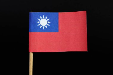 Kürdan siyah arka plan üzerine bir ulusal bayrağını Tayvan. 12 üçgen ışınları ile beyaz bir güneş taşıyan bir Lacivert canton ile kırmızı bir alan.