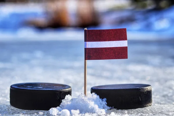 Een Vlag Van Letland Tandenstoker Tussen Twee Hockey Pucks Een — Stockfoto