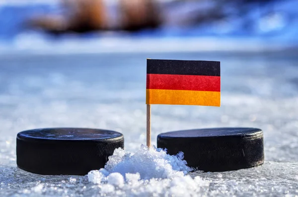 Μια Σημαία Της Γερμανίας Σχετικά Οδοντογλυφίδα Μεταξύ Δύο Σφαίρες Χόκευ — Φωτογραφία Αρχείου