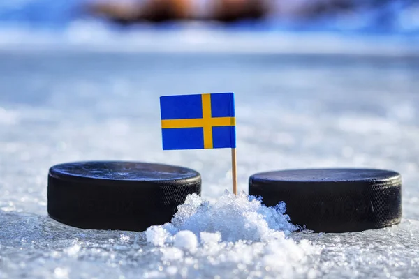 Een Vlag Van Zweden Tandenstoker Tussen Twee Hockey Pucks Een — Stockfoto