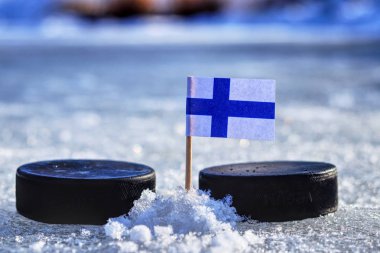 Kürdan iki hokey adam arasında bir Finlandiya bayrağı. Bir Finlandiya olacak Dünya Kupası Grup A. 2019 IIHF Dünya Şampiyonası Slovakya oynarken