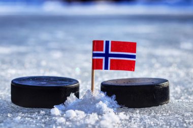 Kürdan açık buz üzerinde iki hokey adam arasında bir Norveç bayrağı. Bir Norveç olacak Dünya Kupası Grup B. 2019 IIHF Dünya Şampiyonası Slovakya oynarken.
