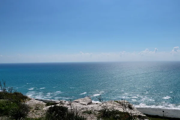 Vista da rocha para a praia de Kourion. Rocha pequena bonita com vista incrível sobre o mar. Cenário, Panorama. Vista aérea super da Lagoa Azul em Chipre. Praia rochosa impressionante — Fotografia de Stock