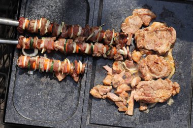 Güzel zamanlar için akşam bahçede Bbg ve dinlenmek. Biz tavuk ve hindi erişte ve demir sopa üzerinde bazı parçalar kızartma vardır. Bu barbeküler çok dağınık.