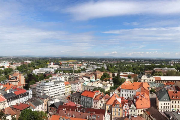 Nádherný výhled z historické věže v Hradci Králové. Tržiště a historická část města. Staré domy se střídají se stromy. Ekologické město v České republice — Stock fotografie