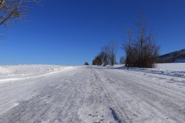 Rotaüzerinde daha iyi istikrar için siyah çakıl ile Harika tipik kış yolu. Çek Cumhuriyeti'nde ana güzergah üzerinde pürüzsüz yüzey. 