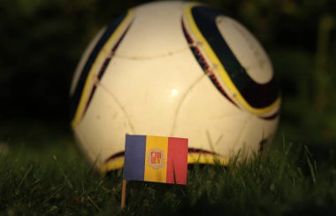Andorra ulusal bayrağı nın üzerinde tahta sopa yla oyun alanında bıçaklanmış. 2022 Dünya Şampiyonası. Euro 2020. Uluslararası dostluk maçı. Mavi, sarı ve kırmızı kağıt