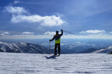 Genç kayakçı kayak yapmaktan hoşlanır. Başlamaya hazırlanıyorum. Gençler diğer kayakçıları sallıyor. Slovakya 'daki Demanovska Vadisi' nin Panorama 'sı. Pudranın kenarındaki profesyonel kayakçının arka görüntüsü. Spor anlayışı