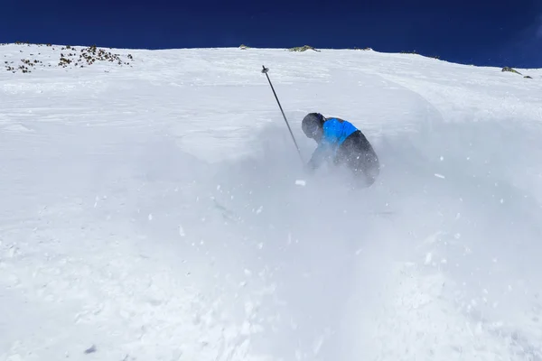 Pro skie cair na pista de esqui. Acidente de esqui grave em Chopok, Baixa Tatras, Eslováquia. Jovem não lidar com uma curva afiada e bater na neve. Queda perigosa nas montanhas — Fotografia de Stock