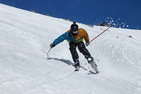 Brutal skiing in Low tatras, Slovakia. Pro skier has problem with his agressive style of ride. Will he falls if he stands. Teenager carving down a snowcovered ski slope — Stock Photo, Image