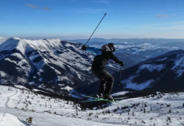 El jinete de esquí está en salto y parece helicóptero. Joven chico elegante saltó en la colina de nieve y ahora está tratando de equilibrar el cuerpo para una mejor caída. Frolicsome en esquí en Low Tatras en Eslovaquia —  Fotos de Stock