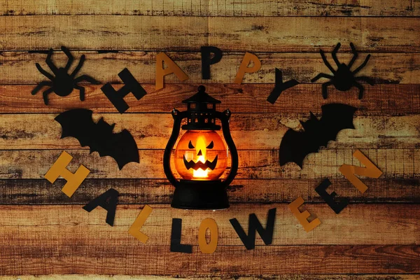 Letras do alfabeto na forma da inscrição Feliz Halloween. Também com lanterna sinistra e ao redor é o título "Feliz Halloween" criado com letras pretas e amarelas ajudadas — Fotografia de Stock