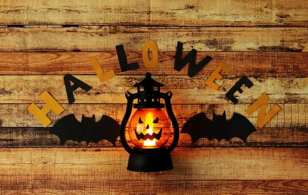 Letras pretas e amarelas feitas de papel colorido com o nome de Happy Halloween. Também com a lanterna onde é uma cara assustadora do macaco. Férias aterradoras. Truques e travessuras — Fotografia de Stock