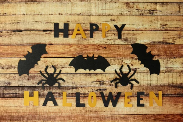 Happy Halloween still life with black bats and spiders. Stylish fall decorations in brown and orange on the wooden board. Decoration concept - jack-o-lantern. Festive garland — Stockfoto