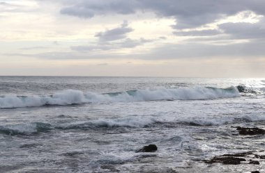 Doğa Ana deniz yüzeyinde bu güzel fenomeni yarattı. Belirli aralıklarla, su yükselir ve kıyılara doğru akar ve insanlar ona hayran kalır. Deniz yüzeyinde eğlence. Okyanusta eğlence..
