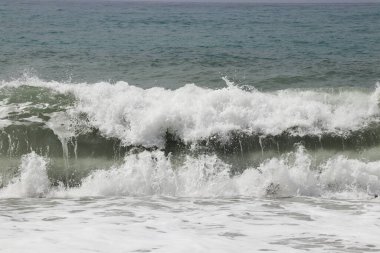 Kıbrıs Rum Kesimi 'nin güneybatısındaki Paphos kasabası yakınlarındaki kayalık bir uçuruma çarptıktan sonra bir damla deniz suyu döküldü. Fırtınalı ve tehlikeli bir durum. Kocaman su kütleleri. Çığ denizi. Sel geliyor..