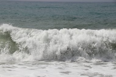 Kıbrıs Rum Kesimi 'nin güneybatısındaki Paphos kasabası yakınlarındaki kayalık bir uçuruma çarptıktan sonra bir damla deniz suyu döküldü. Fırtınalı ve tehlikeli bir durum. Kocaman su kütleleri. Çığ denizi. Sel geliyor..