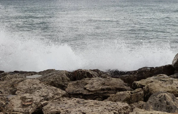 Énormes Masses Eau Salée Convergent Écrasent Dans Les Falaises Créant — Photo