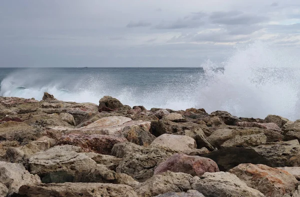 Enorme Massa Água Atingiu Penhasco Rochoso Mar Mediterrâneo Louco Sussurra — Fotografia de Stock