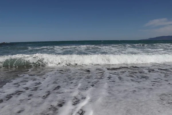 把理想的初学者安置在塞浦路斯岛上 多风的天气形成了理想的大浪 拥有美丽的海滩 大自然展现了它难以置信的巨大力量 — 图库照片