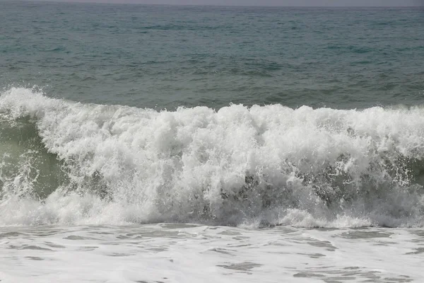 Splash Água Mar Depois Bater Penhasco Rochoso Sudoeste Chipre Perto — Fotografia de Stock